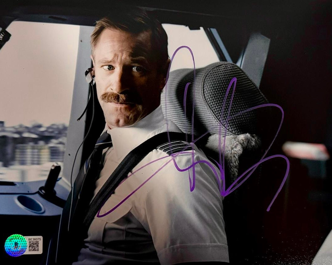 Aaron Eckhart Signed 8x10 Photo (Sully) - Beckett COA